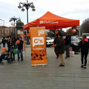 Ciudadanos instala su carpa en la plaza de guzmán para dar a conocer su proyecto de ciudad