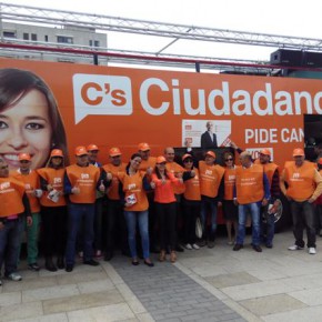 El partido naranja presenta su autobús de campaña, dinámico y multimedia