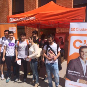 La candidata a la alcaldía de León, Gemma Villarroel, con los universitarios La candidata a la alcaldía de León, Gemma Villarroel, con los universitarios